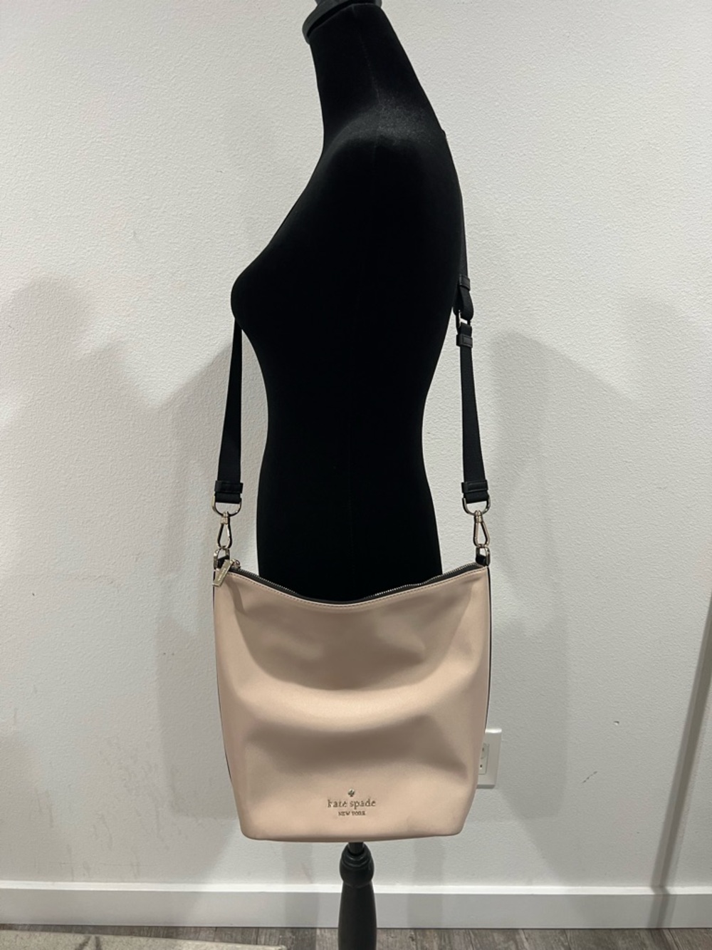 Kate Spade Chelsea Large Duffle Crossbody Beige Neutral Everyday Bag - Picture 4 of 12
